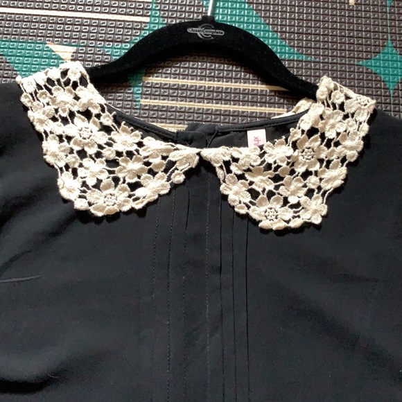 💚2/$12 or 3/$15💚 Lace Collar Black Blouse - Picture 2 of 10